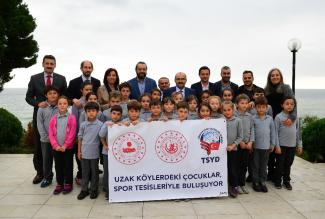 Şehir merkezine uzak ilçelerin çocukları spor tesisleriyle buluştu