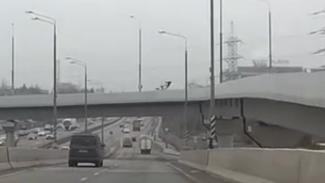 Köprüden otoyola düşen motosiklet sürücüsü öldü