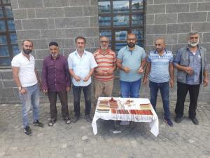 Ulu Caminin gözde tespihçileri yer istiyor.