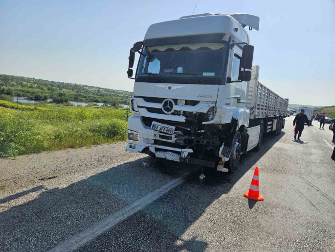 Balıkesir’de otomobil ile kamyon çarpıştı: 2 ölü, 1 yaralı