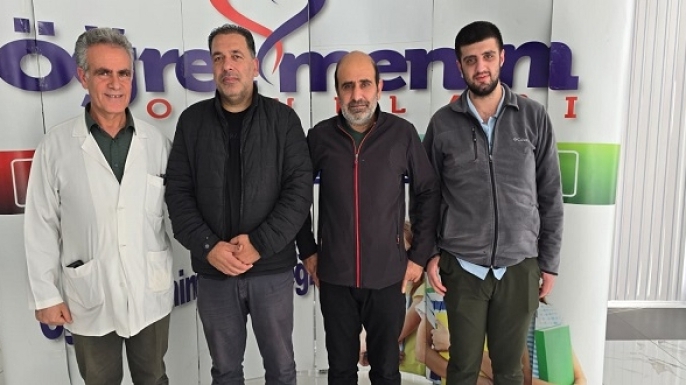 ÖĞRENCİLERİNDEN 40 YIL SONRA DUYGULANDIRAN ÖĞRETMENLER GÜNÜ ZİYARETİ