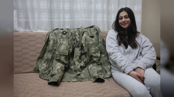 Depremzede Beliz’in, kendisine üşümesin diye montunu veren albayla görüşmesinde duygusal anlar yaşandı