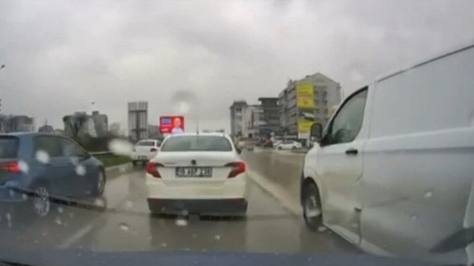 Bursa’da yol verme kavgası: 3 kişi sürücüye saldırdı
