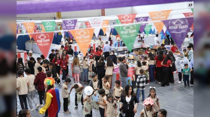 350 bin eserin yer aldığı kitap fuarına 13 binden fazla öğrenci ilgi gösterdi