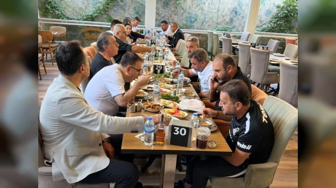 SERDAR ADALI VE BEŞİKTAŞ YÖNETİCİLERİ, MEŞHUR PAÇACI FAZIL USTA’DA KAHVALTI YAPTI