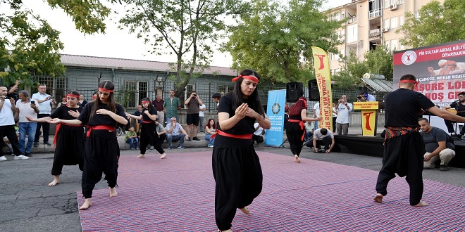 Bağlar Belediyesi Eşbaşkanları Leyla Ayaz ve Siraç Çelik, Yası Matem ayı dolayısıyla düzenlenen programa katılarak aşure paylaştı.