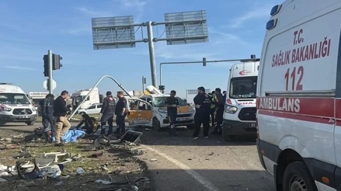 Diyarbakır’da feci kaza: Tır, iki aracı biçti: 2 ölü, 3 yaralı