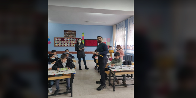 Vefakar öğretmen öğrencilerini yalnız bırakmıyor